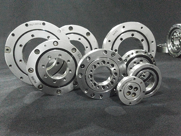 交叉滾子軸承和轉臺軸承的區別有哪些?詳解兩者優勢