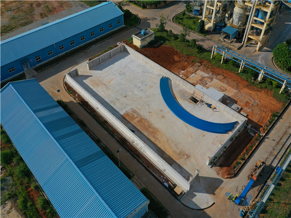 水泥場(chǎng)生產(chǎn)料棚拱形屋頂工程案例分享水泥場(chǎng)拱形屋頂施工現(xiàn)場(chǎng)圖2 水泥場(chǎng)生產(chǎn)料棚拱形屋頂工程案例分享水泥場(chǎng)拱形屋頂施工現(xiàn)場(chǎng)圖2