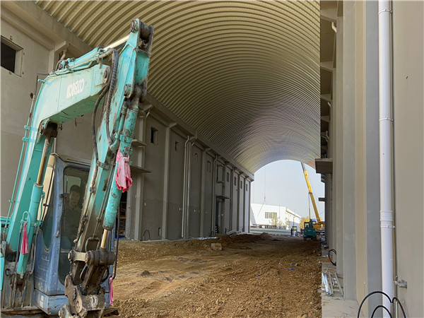 遼寧某糧庫機(jī)械罩棚拱形屋頂工程案例分享遼寧糧庫拱形屋頂施工現(xiàn)場(chǎng)2 遼寧某糧庫機(jī)械罩棚拱形屋頂工程案例分享遼寧糧庫拱形屋頂施工現(xiàn)場(chǎng)2