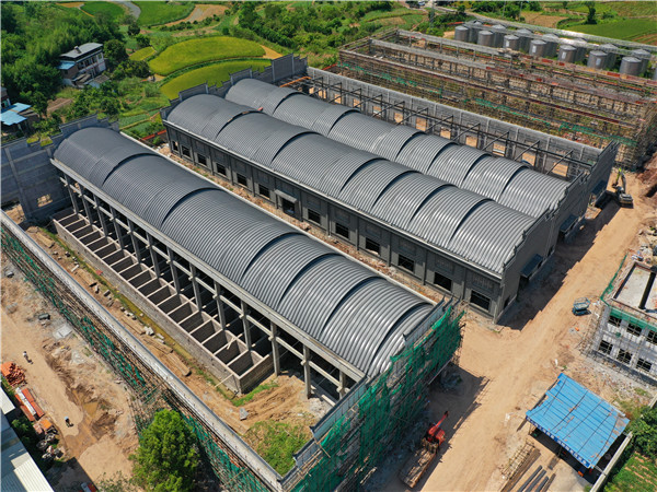 四川某酒廠釀酒車間改造拱形屋頂工程案例解析拱形波紋鋼屋蓋現場成型與安裝